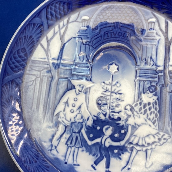 Royal Copenhagen Year Plate1990
Christmas In Tivoli No2349 limited edition - Picture 6 of 16